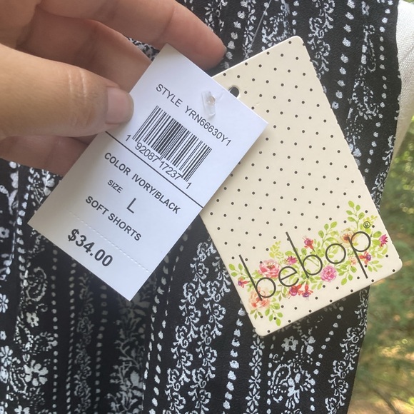 NWT BeBop black white lightweight floral shorts, elastic waist/pockets sz. L - Picture 3 of 6